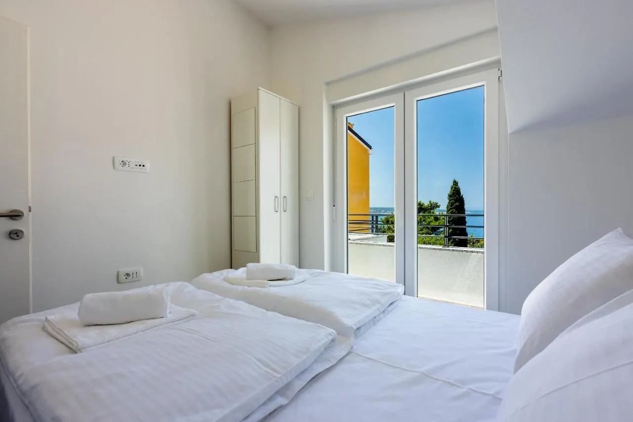 Luxury Apartments Lovorka 3 & 4***/**** Selce