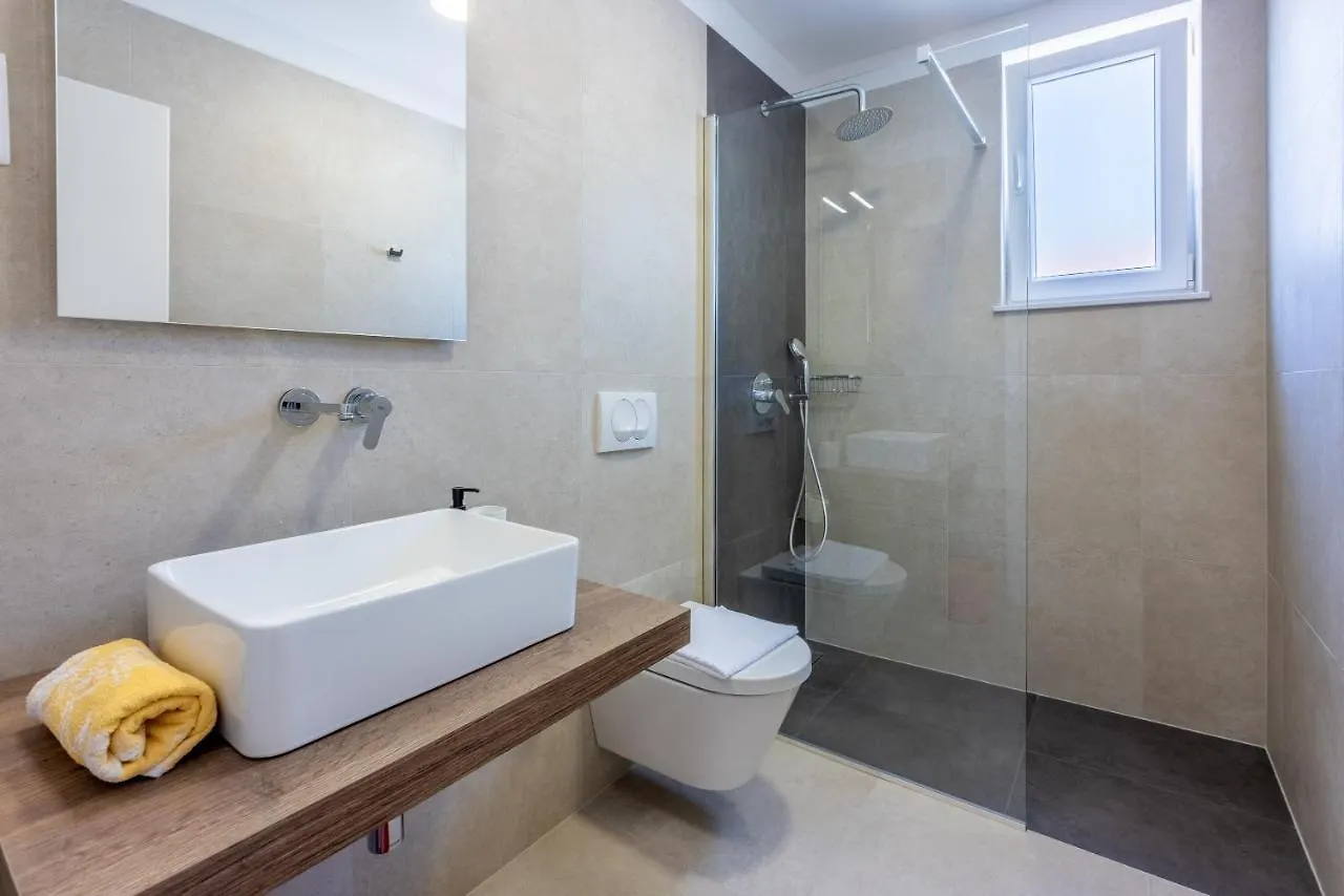 Luxury Apartments Lovorka 3 & 4***/**** Selce