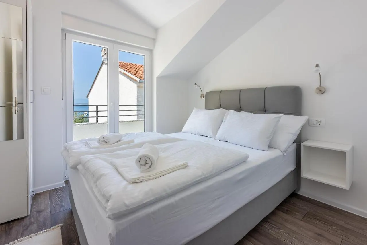 Luxury Apartments Lovorka 3 & 4***/**** Selce