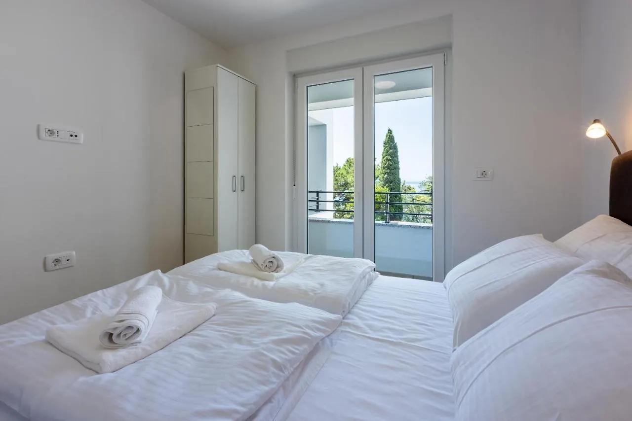 Luxury Apartments Lovorka 3 & 4***/**** Selce